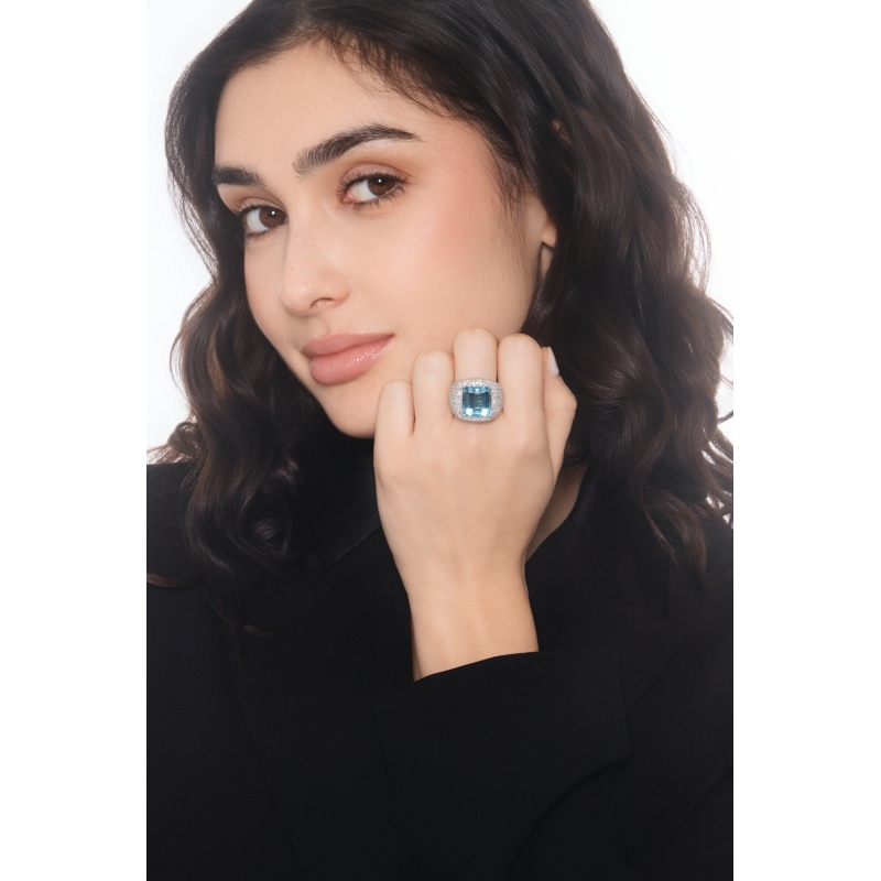 Anello con centrale in oro bianco 18k con acquamarina e diamanti