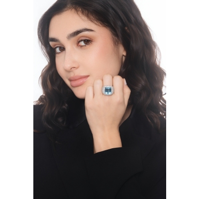 Anello con centrale in oro bianco 18k con acquamarina e diamanti