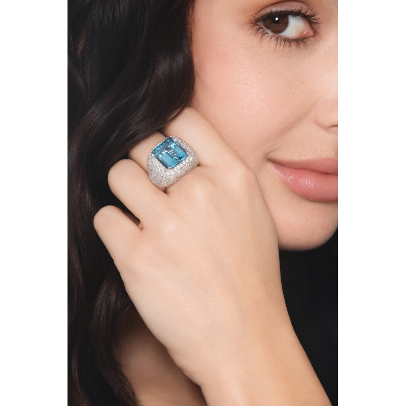 Anello con centrale in oro bianco 18k con acquamarina e diamanti