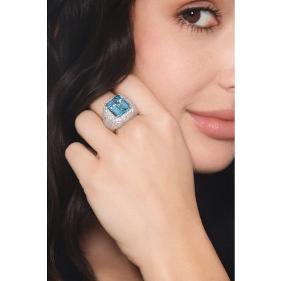Anello con centrale in oro bianco 18k con acquamarina e diamanti