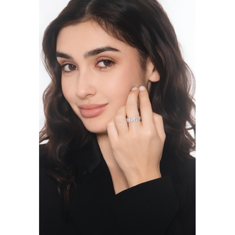 Anello in oro bianco 18k con navette in diamanti 