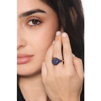 Rosé gold 18k pinky ring with blue sapphires pavé