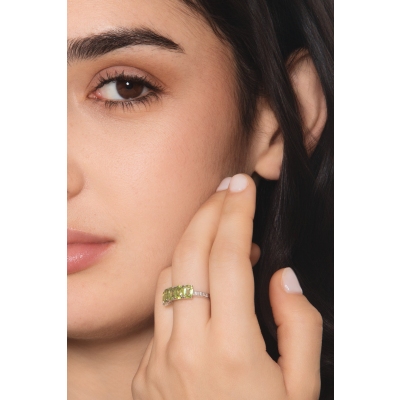 Anello in oro bianco 18k con diamante e peridoto