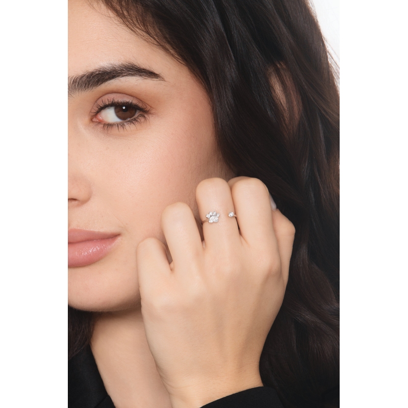 Anello con zampa in oro bianco 18k e diamanti 