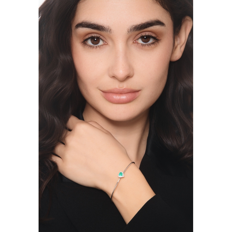 Thin bangle bracelet with diamonds and heart-shaped emerald in 18kt white gold