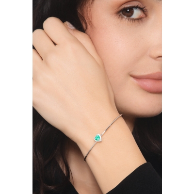 Thin bangle bracelet with diamonds and heart-shaped emerald in 18kt white gold