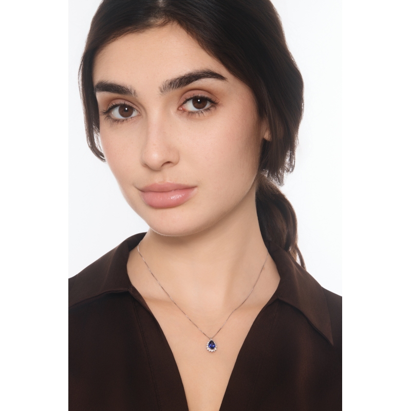 Collana in oro bianco 18k e ciondolo con zaffiro blu a goccia e diamanti a contorno