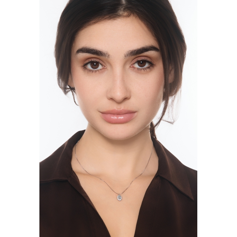 Collana con acquamarina ovale in oro 18k e diamanti contorno