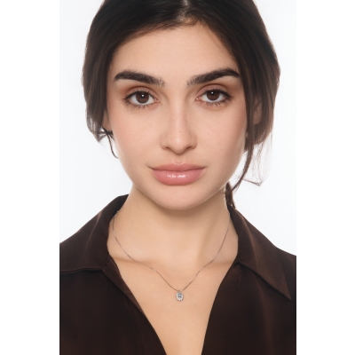 Collana con acquamarina ovale in oro 18k e diamanti contorno