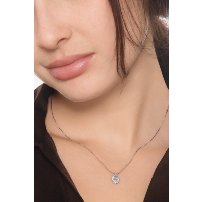Collana con acquamarina ovale in oro 18k e diamanti contorno