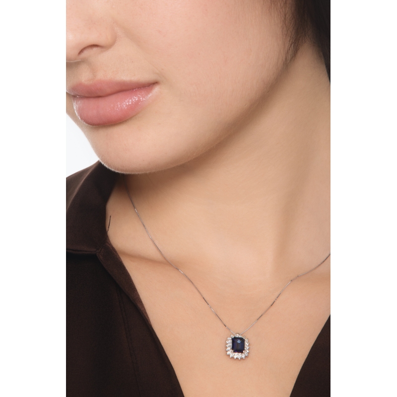 Necklace with pendant, central emerald cut blue sapphire cowned by diamonds