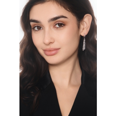 Orecchini pendenti in tessuto con diamanti in oro bianco 18k