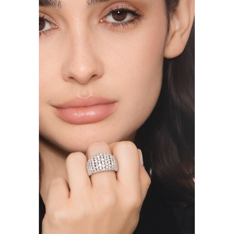 Anello a fascia morbida in oro bianco 18k con diamanti 