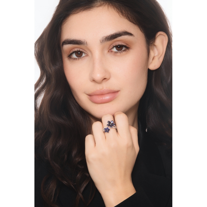 Anello in oro bianco 18k con due fiori con zaffiri blu e diamanti