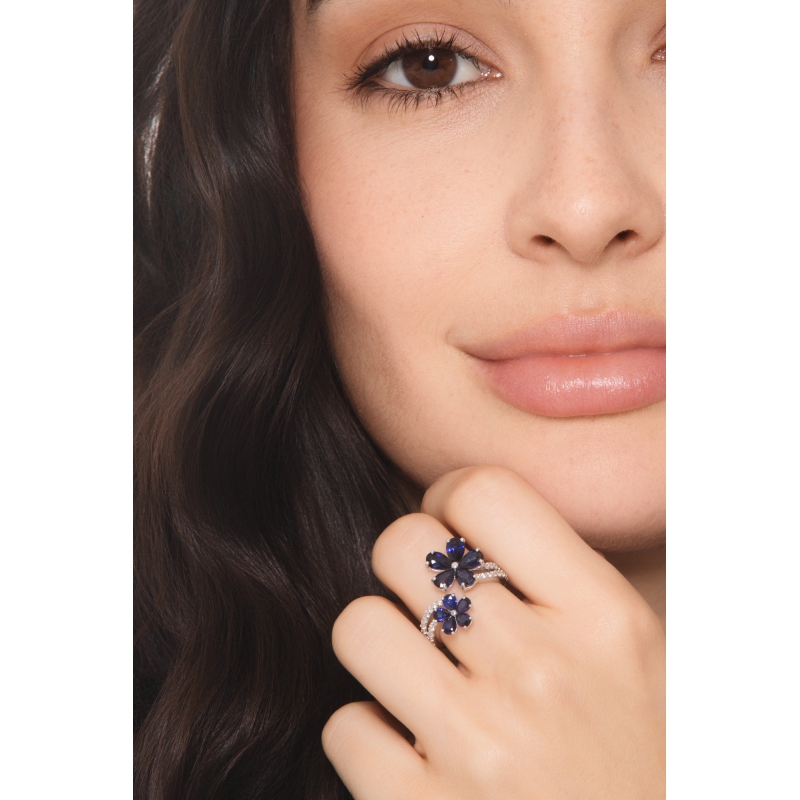 Anello in oro bianco 18k con due fiori con zaffiri blu e diamanti
