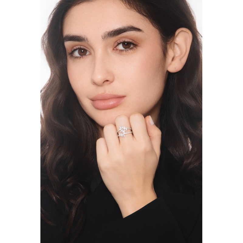 Anello in oro bianco 18k con diamanti a finte navette