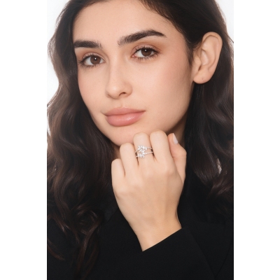 Anello in oro bianco 18k con diamanti a finte navette