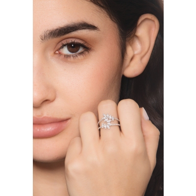 Anello in oro bianco 18k con diamanti a finte navette