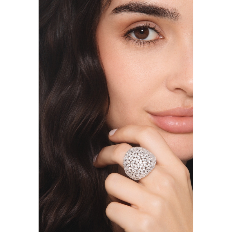 Anello a fascia in oro bianco 18k con diamanti 