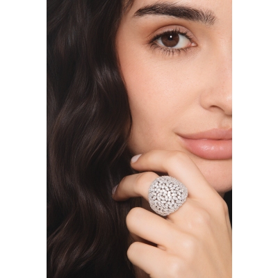 Anello a fascia in oro bianco 18k con diamanti 