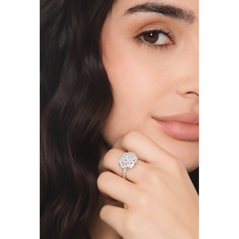 Anello tondo in oro bianco 18k con diamanti
