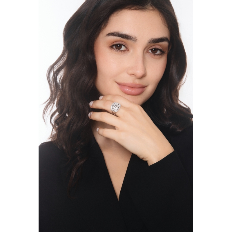 Anello donna in oro bianco 18k di design con diamanti