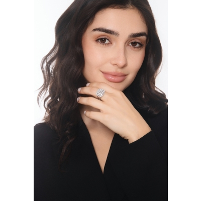 Anello donna in oro bianco 18k di design con diamanti