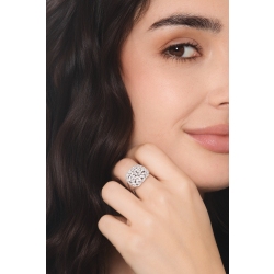 Anello donna in oro bianco 18k di design con diamanti 2