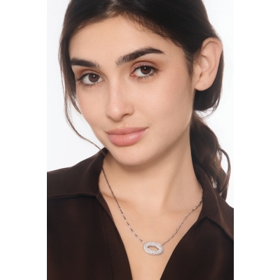 Girocollo con pendente ovale pavé in oro bianco 18k con diamanti