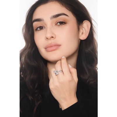 Anello aperto con fiore e diamanti in oro bianco 18k