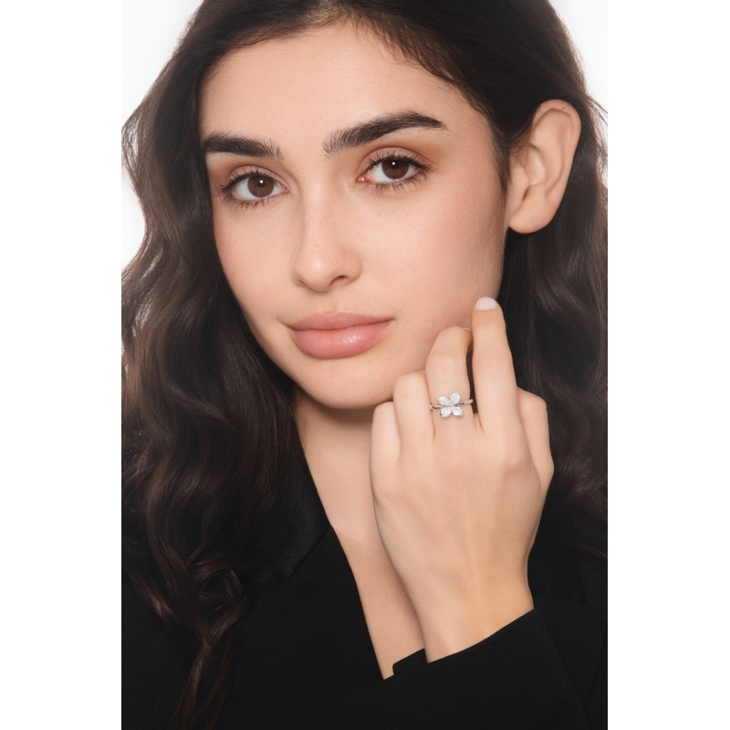 Anello fiore con diamanti in oro bianco 750