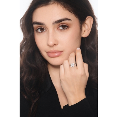 Anello fiore con diamanti in oro bianco 750