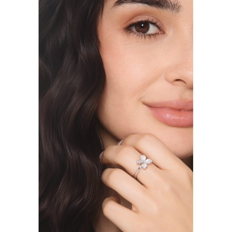 Anello fiore con diamanti in oro bianco 750