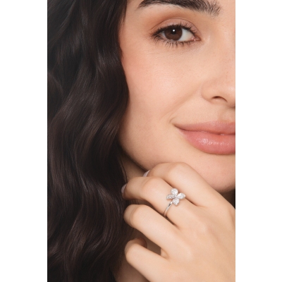 Anello fiore con diamanti in oro bianco 750