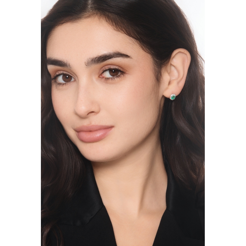 Diamond halo and emerald stud earrings in 18kt white gold