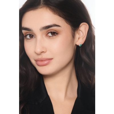 Diamond halo and emerald stud earrings in 18kt white gold