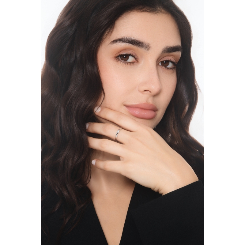 Solitario in oro bianco 18k e diamante da 0.10 ct. Incastonatura a battuto