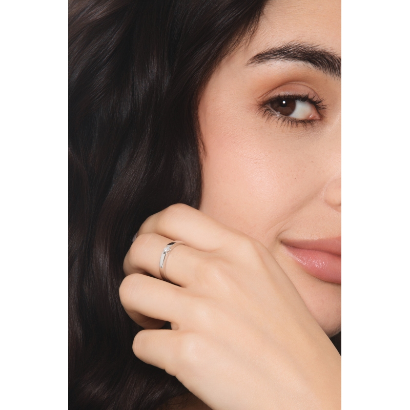 Solitario in oro bianco 18k e diamante da 0.10 ct. Incastonatura a battuto