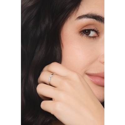 Solitario in oro bianco 18k e diamante da 0.10 ct. Incastonatura a battuto