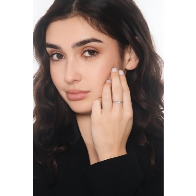 Anello solitario in oro bianco 18k con diamante da 0.15 ct. Incastonatura a battuto