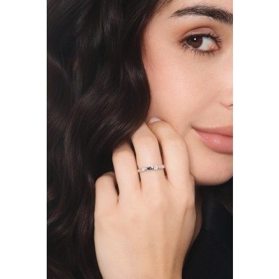 Anello solitario in oro bianco 18k con diamante da 0.15 ct. Incastonatura a battuto