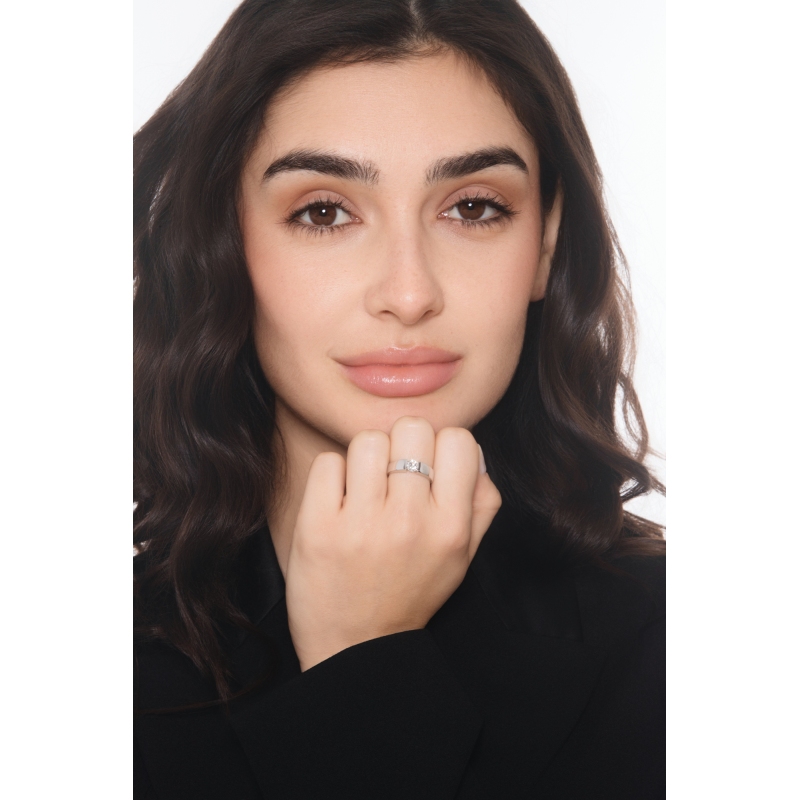 Anello solitario in oro bianco 18k con diamante da 0.50 ct. Incastonatura a battuto