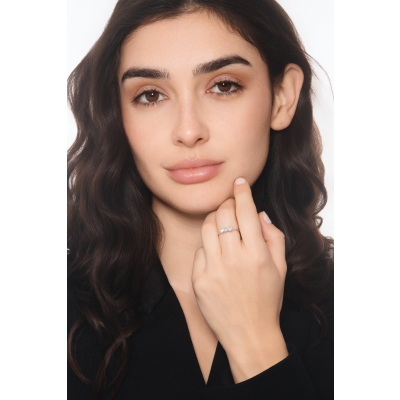 Anello trilogy lineare con diamanti in oro bianco 750