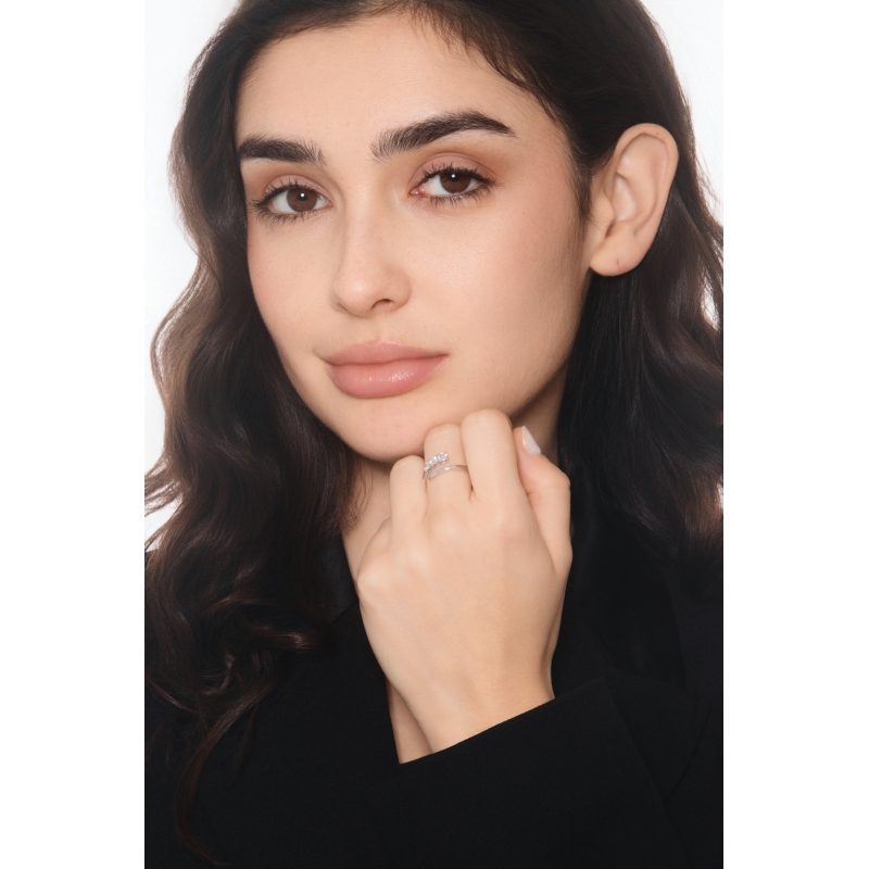 Anello contrarié in oro bianco 18k con 3 diamanti a scalare