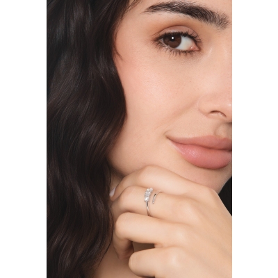 Anello contrarié in oro bianco 18k con 3 diamanti a scalare