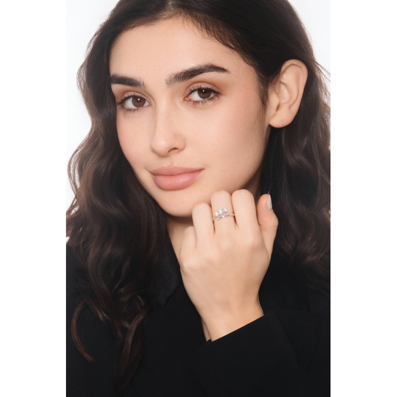 Anello trilogy contrarié in oro bianco 18k con diamanti