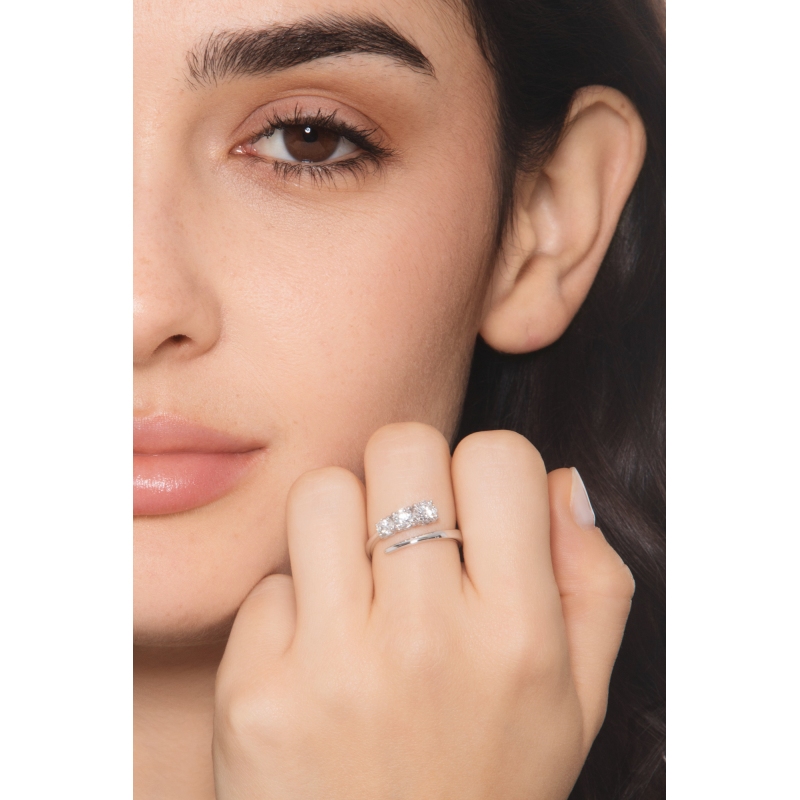 Anello trilogy in oro bianco 18k con gambo contrarié