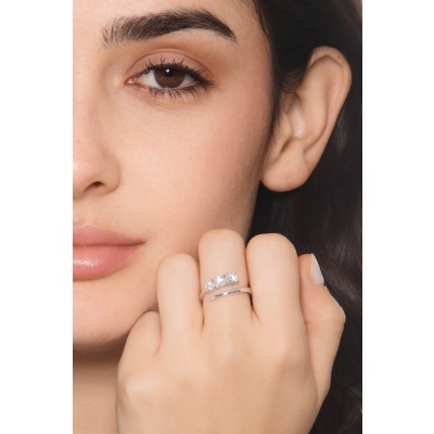 Anello trilogy in oro bianco 18k con gambo contrarié