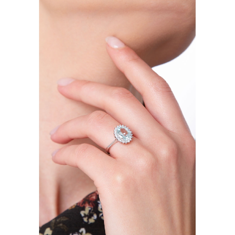 White gold 18k halo ring with diamonds and a central aquamarine 