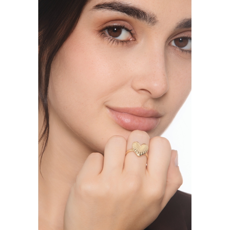 Anello cuore a righe in oro giallo 18k